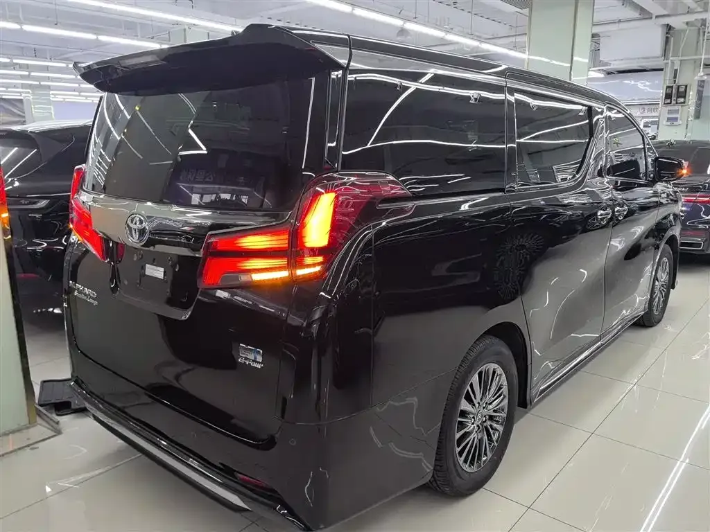 Toyota Alphard — фото 7