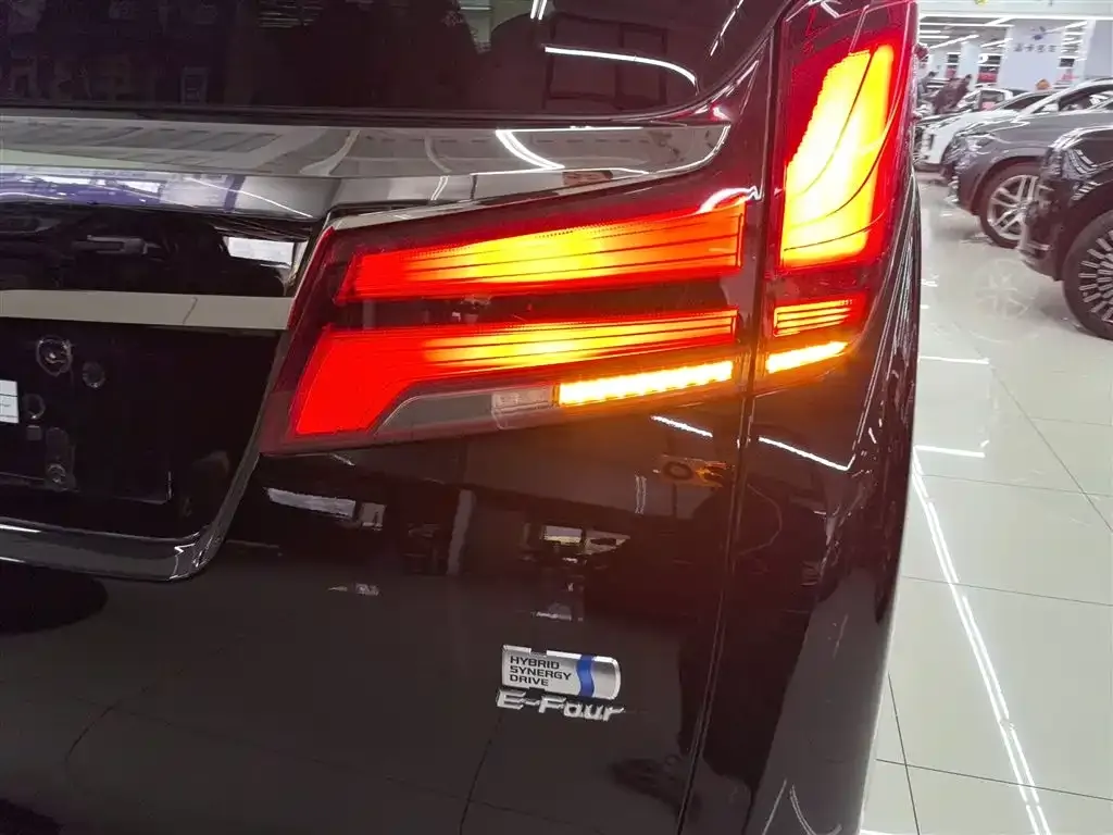 Toyota Alphard — фото 4