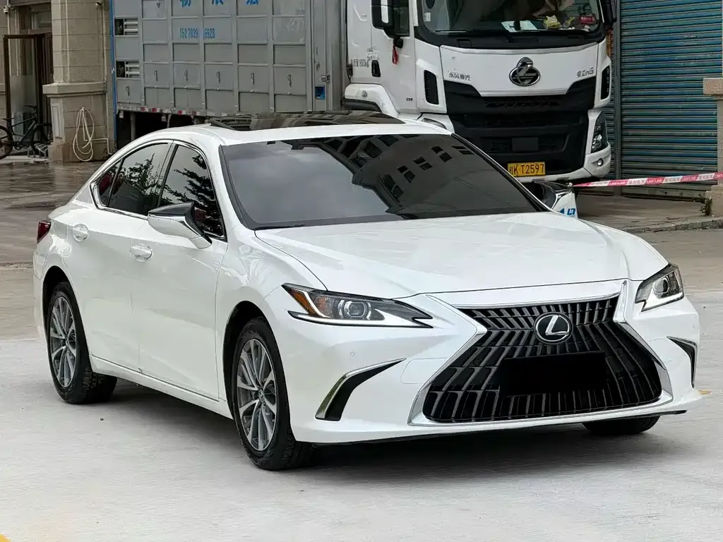 Lexus ES — фото 1
