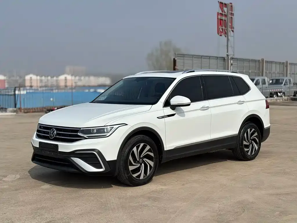 Volkswagen Tiguan L — фото 1