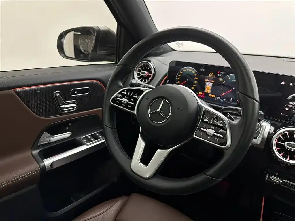 Mercedes-Benz GLB — фото 10
