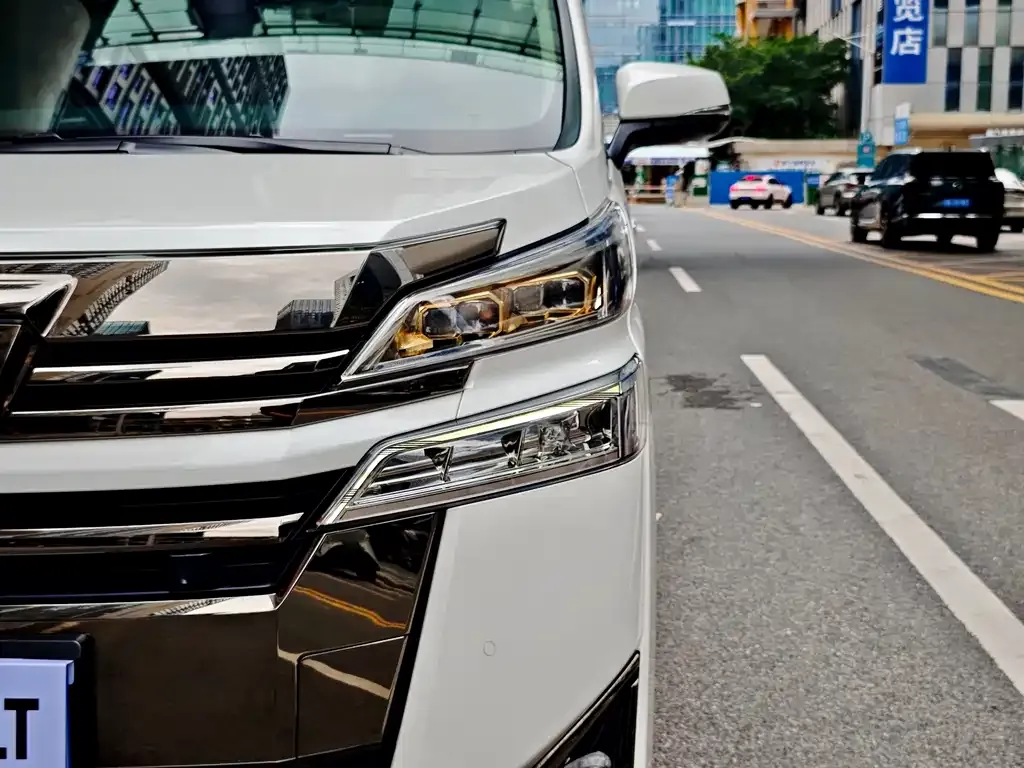 Toyota Vellfire — фото 2
