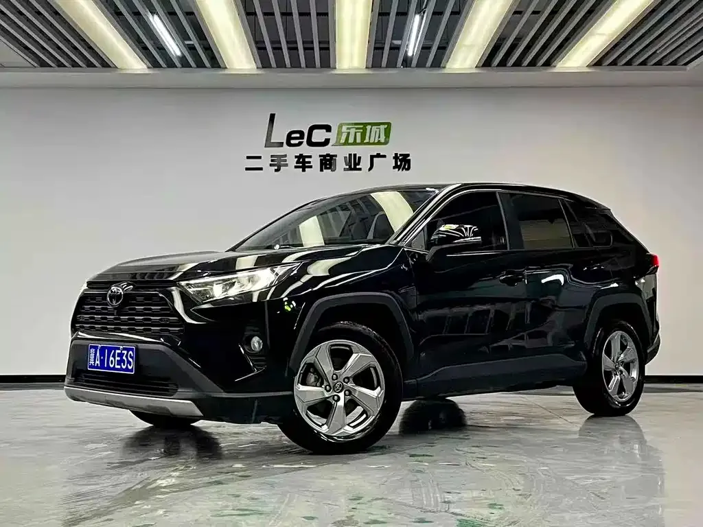 Toyota RAV4 — фото 1
