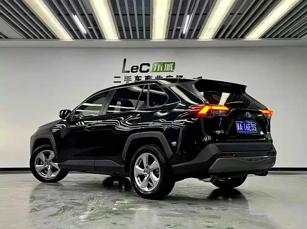 Toyota RAV4 — фото 9