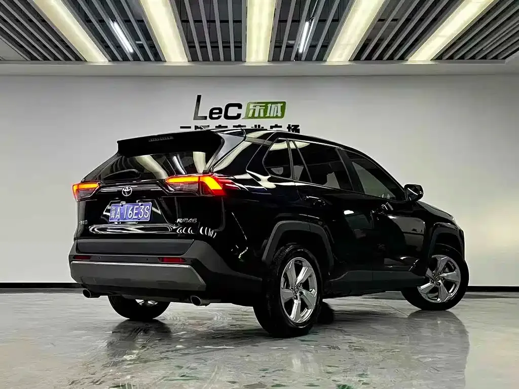 Toyota RAV4 — фото 6