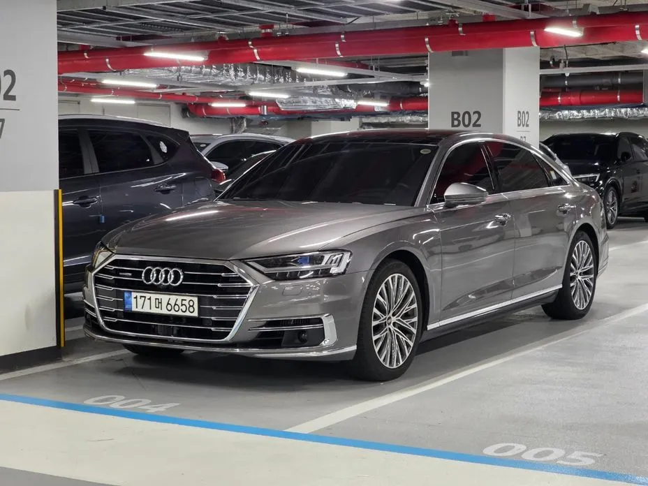 Audi A8 — фото 1