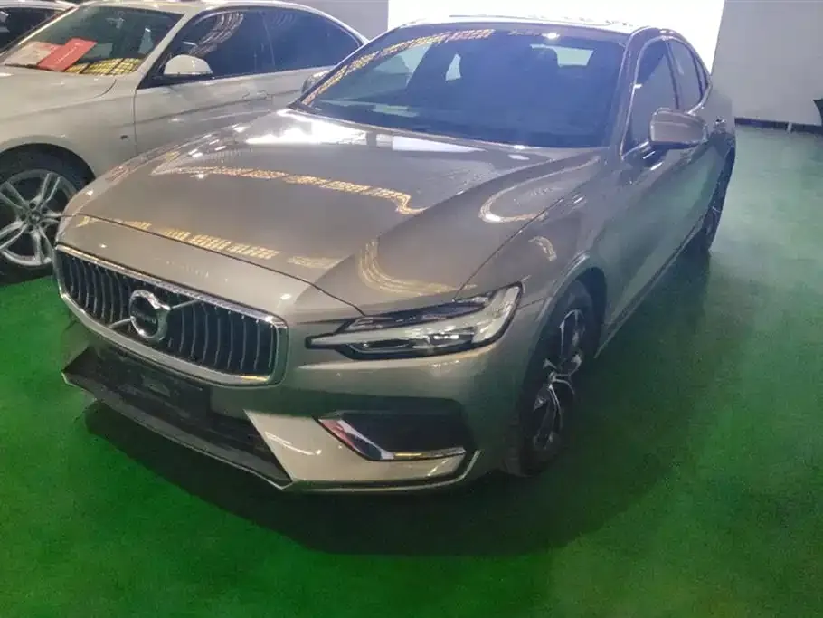 Volvo S60 — фото 1