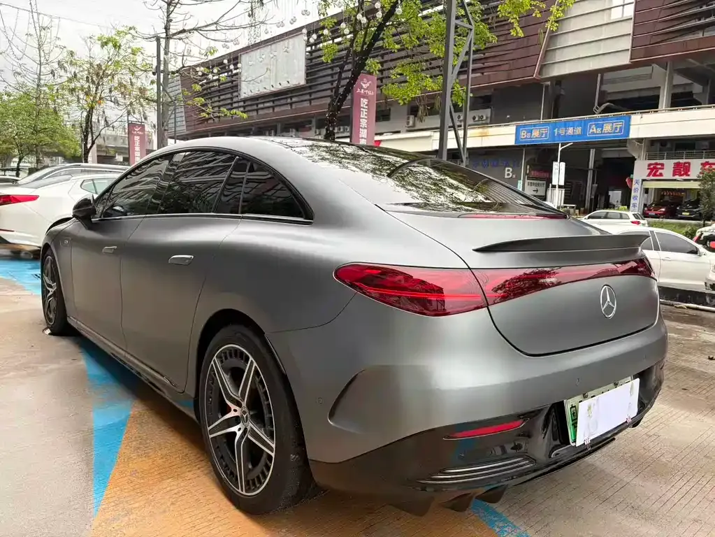 Mercedes-Benz EQE AMG — фото 10