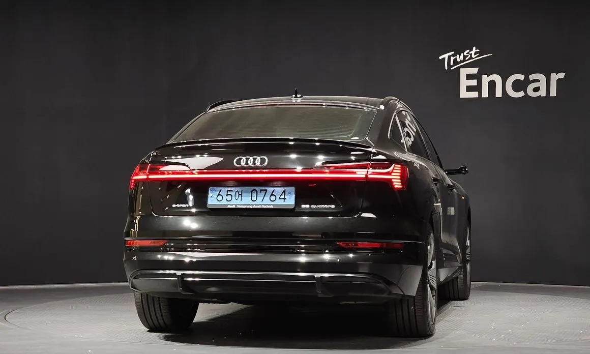 Audi e-tron — фото 2