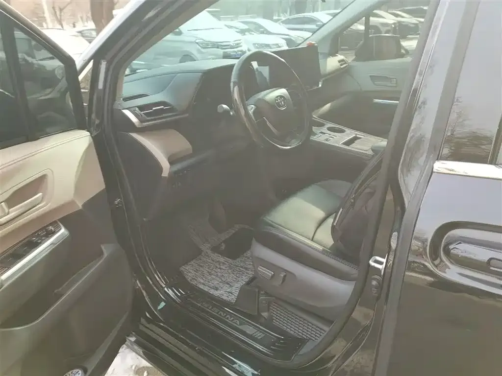 Toyota Sienna — фото 4