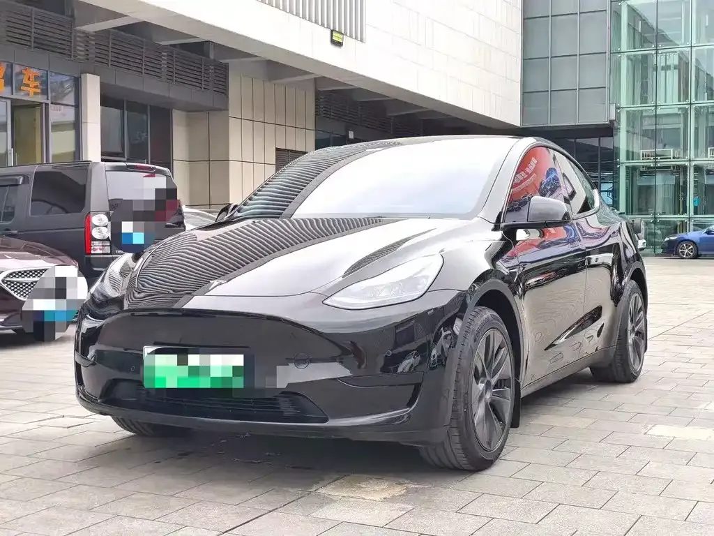 Tesla Model Y — фото 1