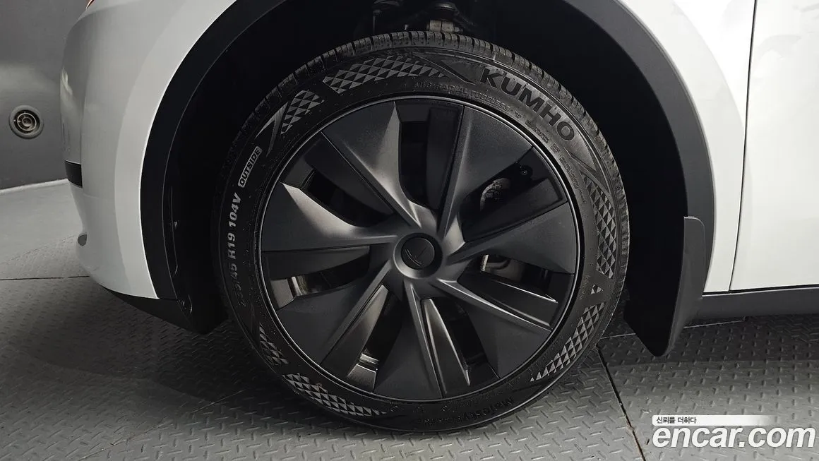 Tesla Model Y — фото 6