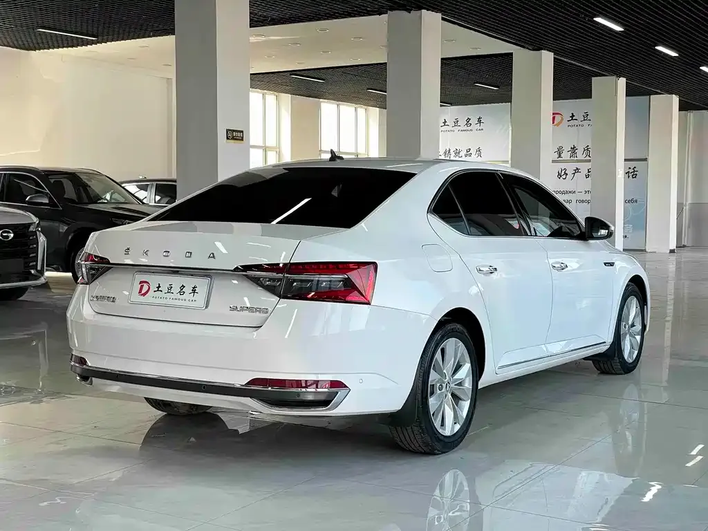 Skoda Superb — фото 7