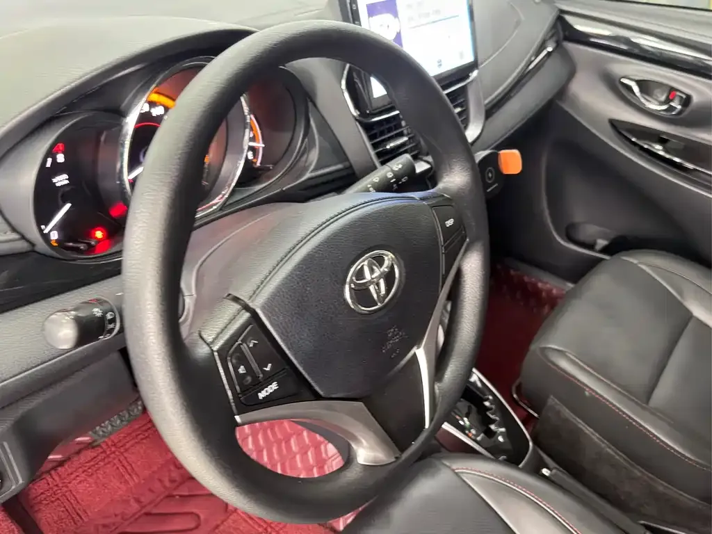 Toyota Yaris L — фото 3