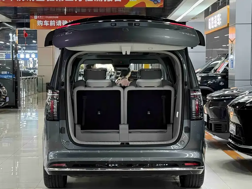 Volvo EM90 — фото 8