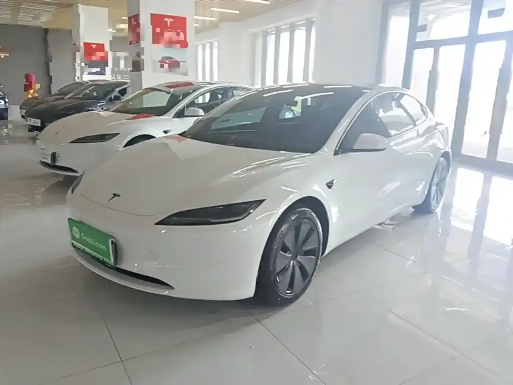 Tesla Model 3 — фото 1