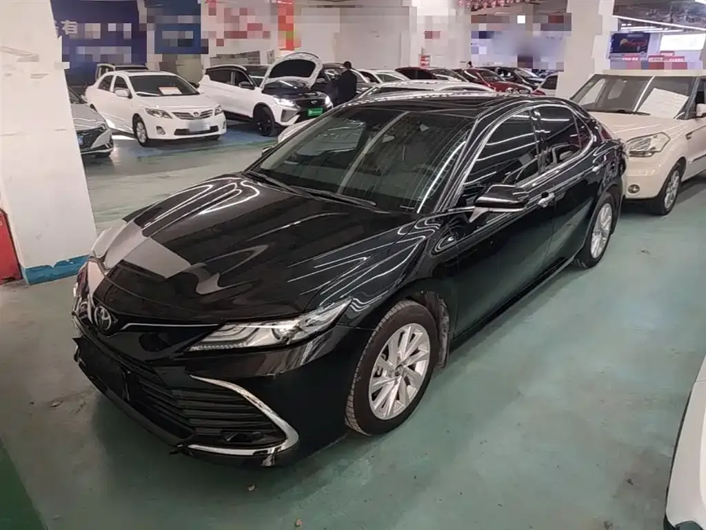 Toyota Camry — фото 1