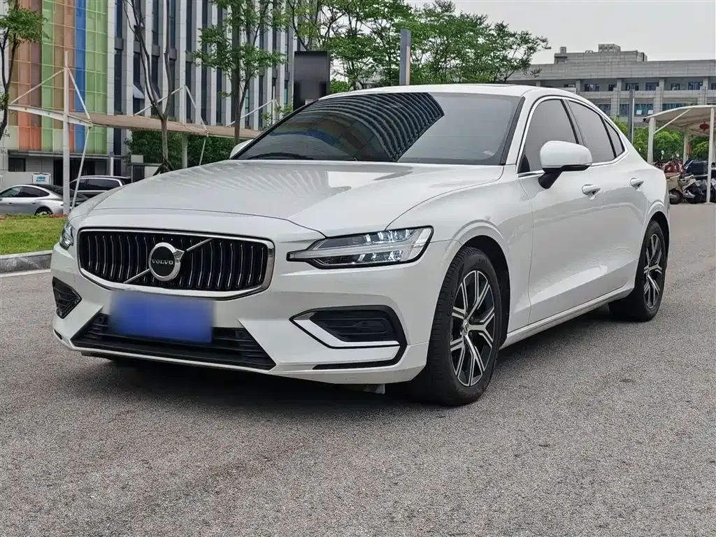Volvo S60 — фото 1