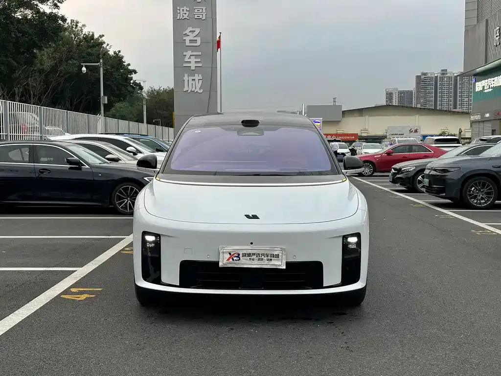 Li Auto i8 — фото 10