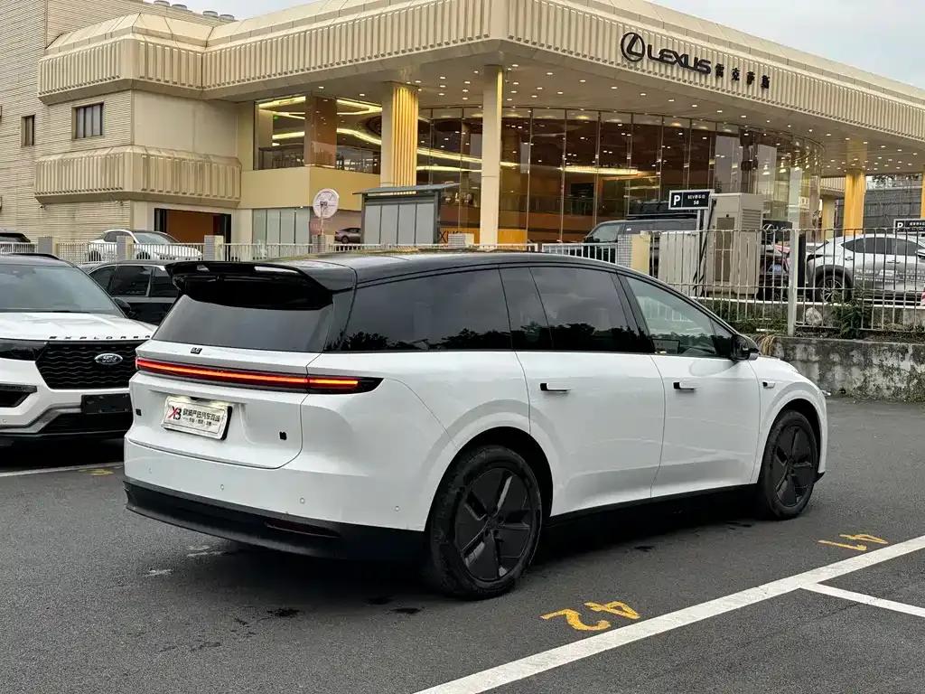 Li Auto i8 — фото 8