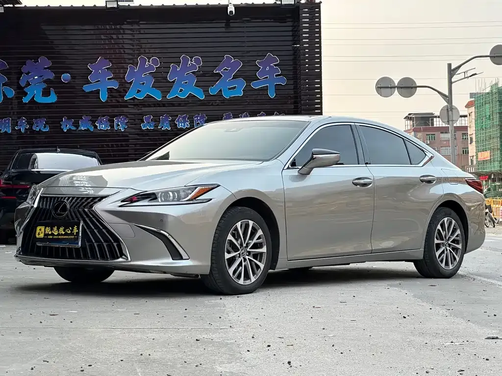 Lexus ES — фото 1