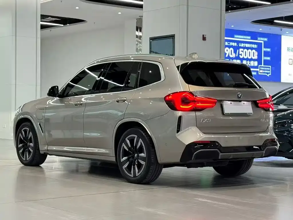 BMW iX3 — фото 9