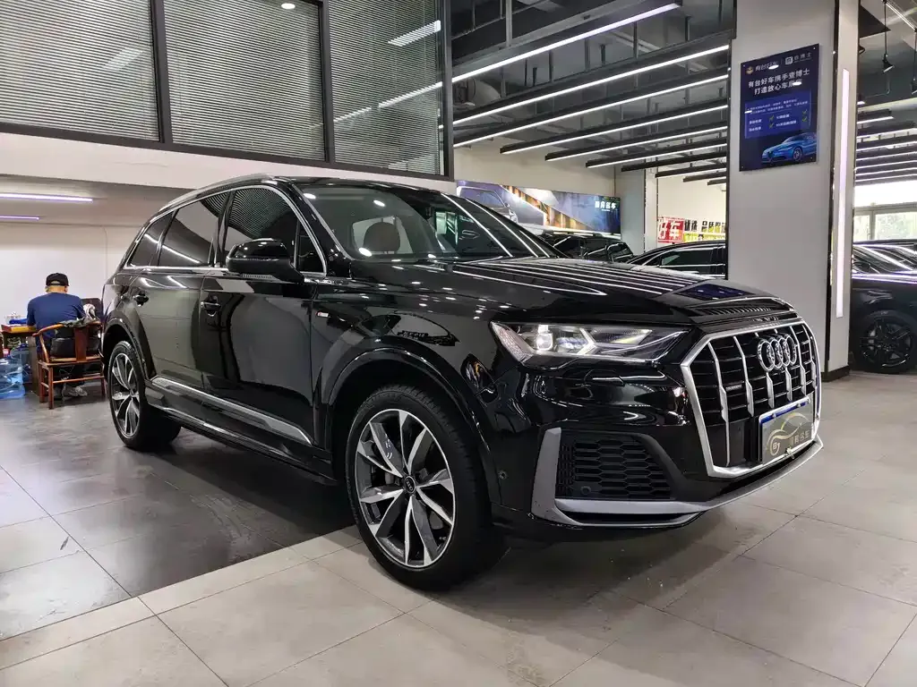 Audi Q7 — фото 1