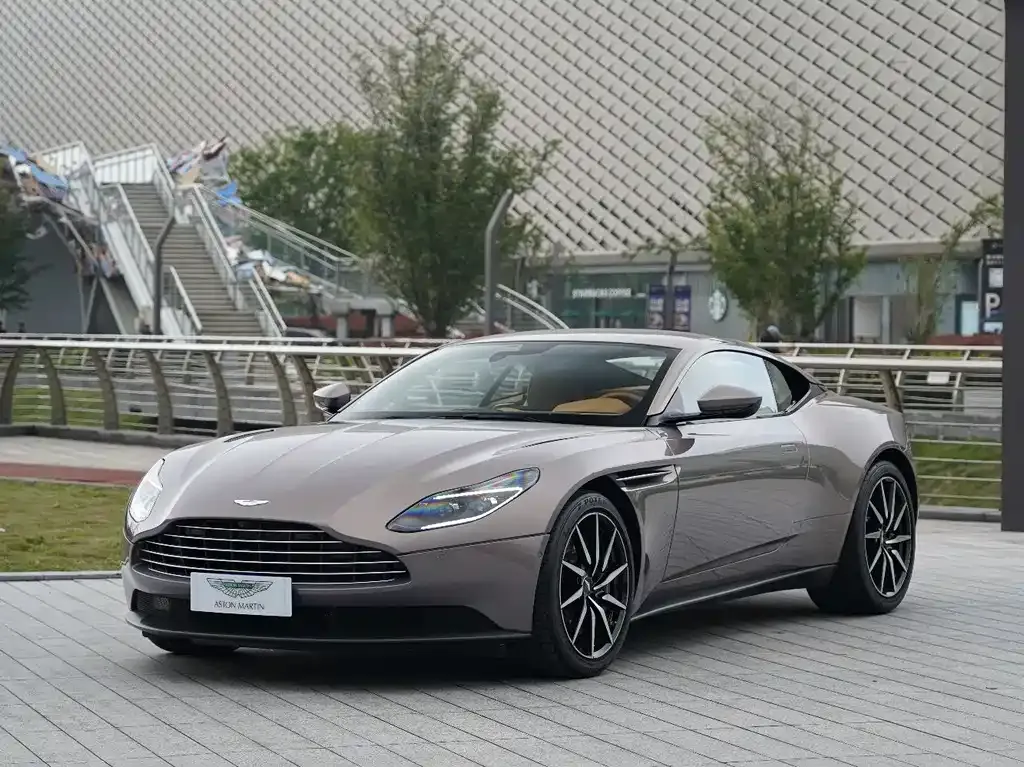Aston Martin DB11 — фото 1