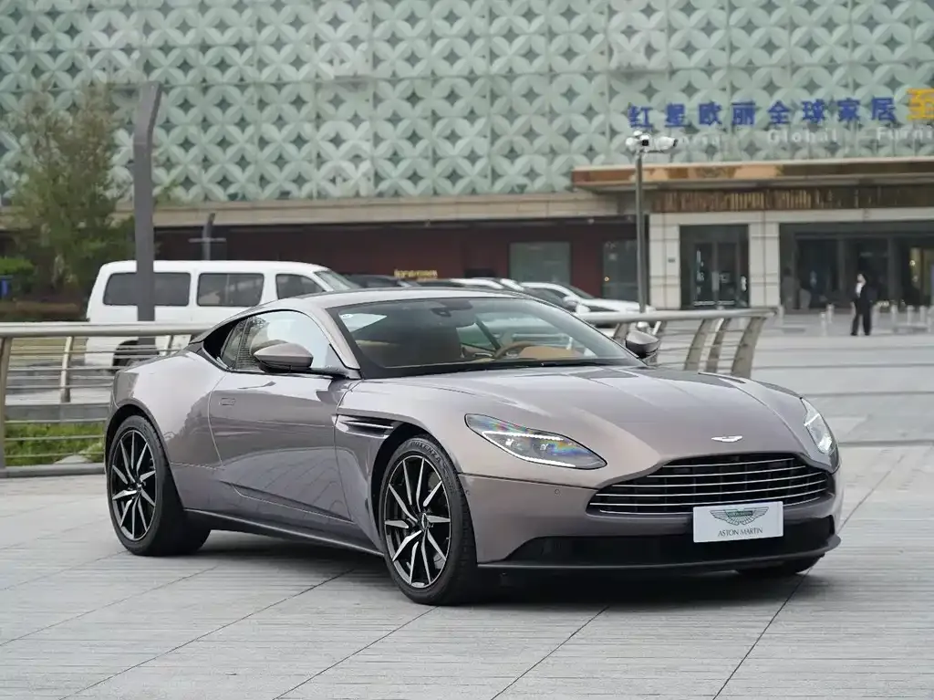 Aston Martin DB11 — фото 8