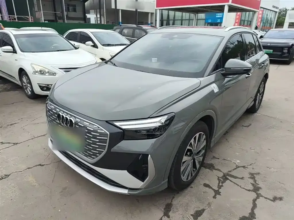 Audi Q4 e-tron — фото 1