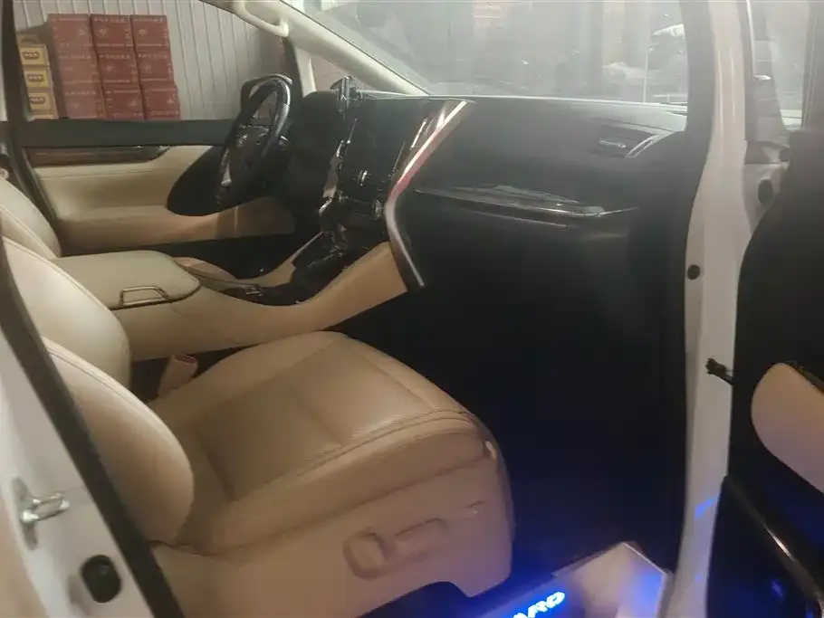 Toyota Alphard — фото 5