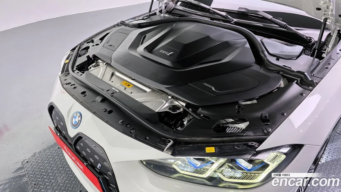 BMW i4 — фото 9