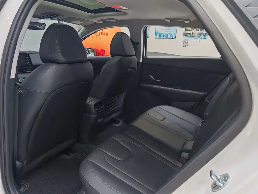 Hyundai Elantra — фото 2