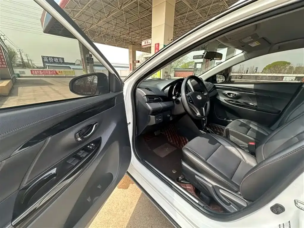 Toyota Yaris L — фото 7