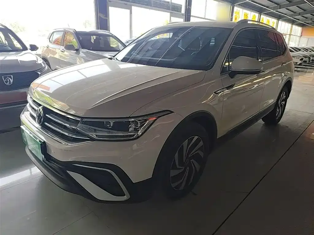 Volkswagen Tiguan L — фото 1