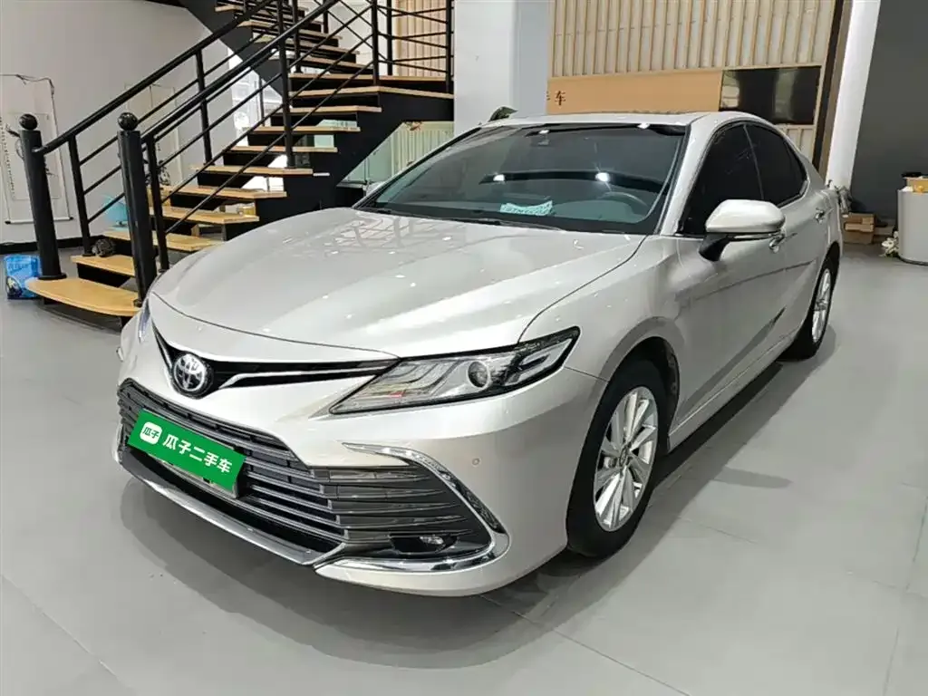 Toyota Camry — фото 1