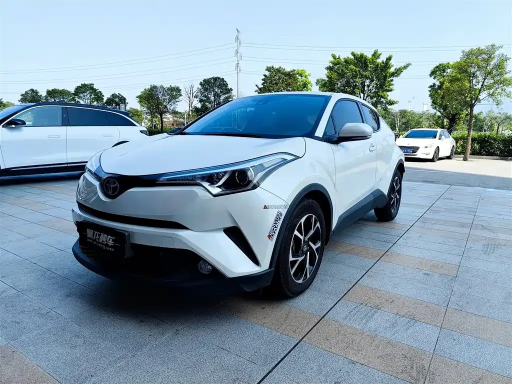 Toyota C-HR — фото 1
