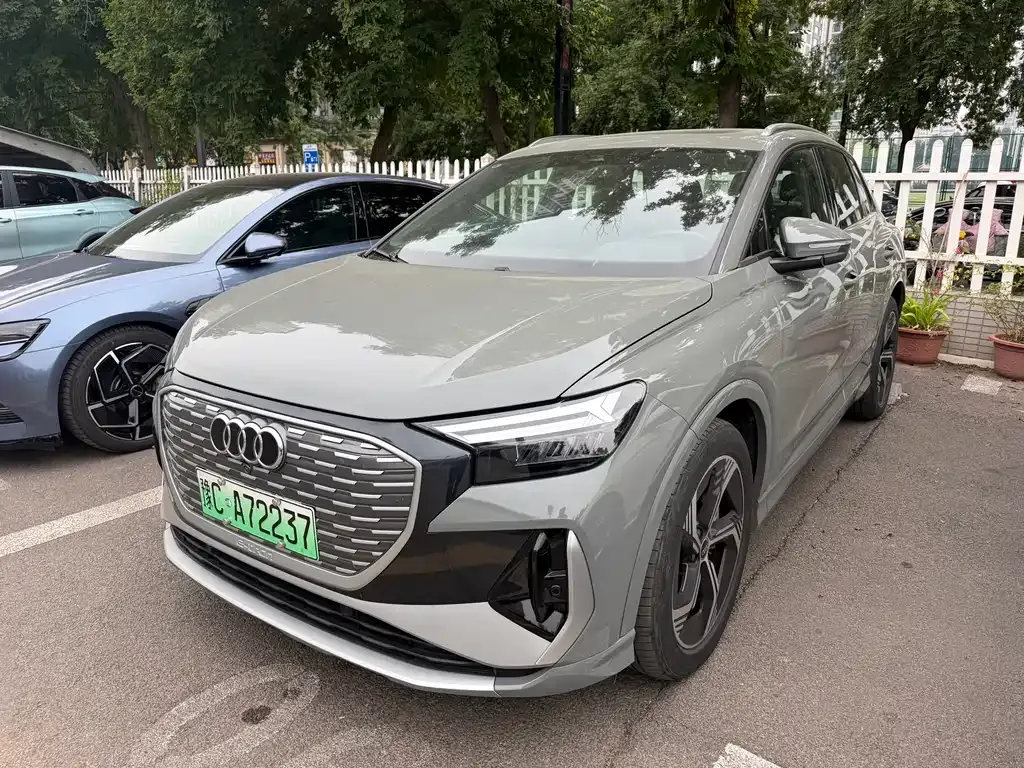 Audi Q4 e-tron — фото 1