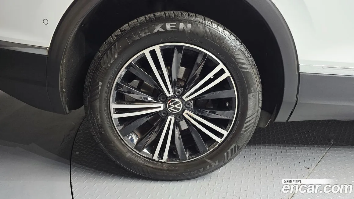 Volkswagen Tiguan — фото 10