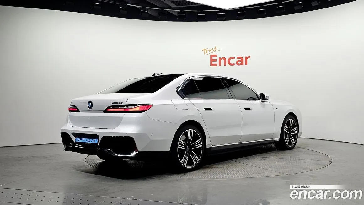 BMW i7 — фото 8