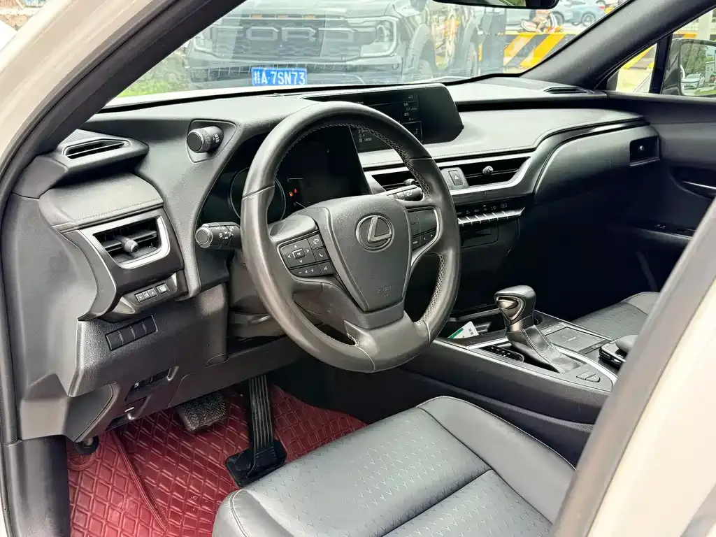 Lexus UX — фото 2