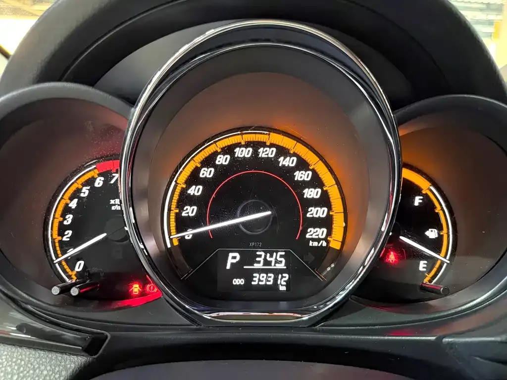 Toyota Yaris L — фото 2