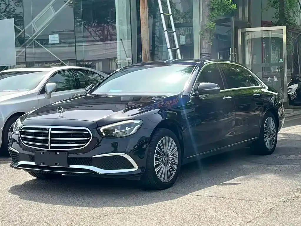Mercedes-Benz E-Class — фото 1