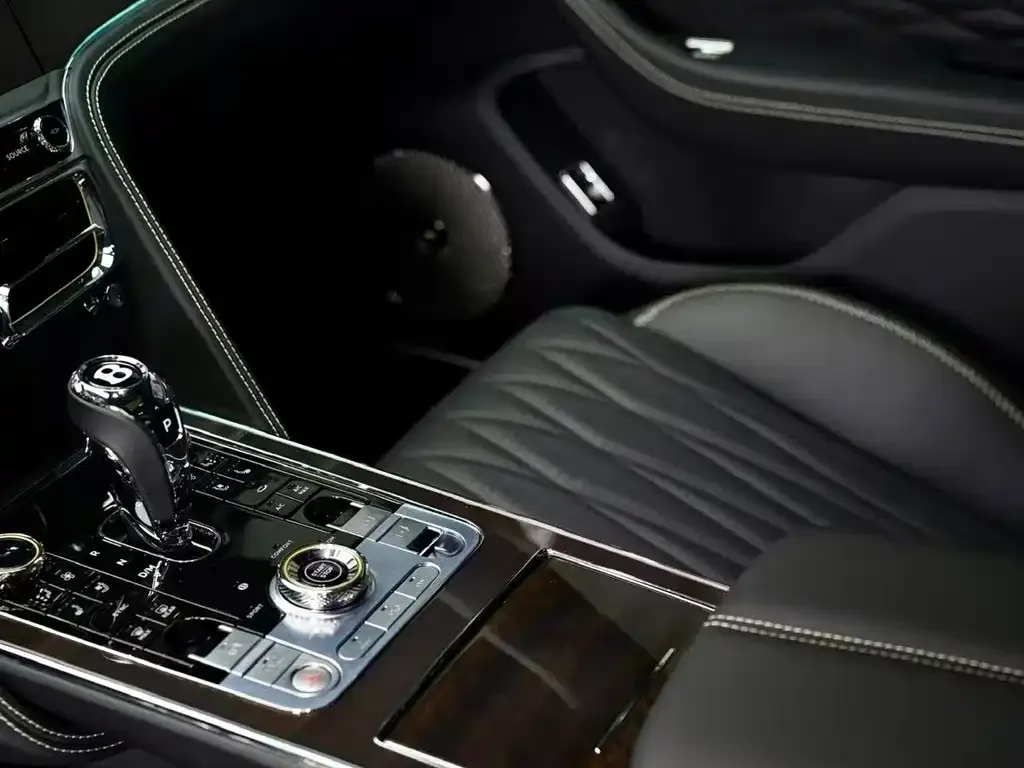 Bentley Flying Spur PHEV — фото 4