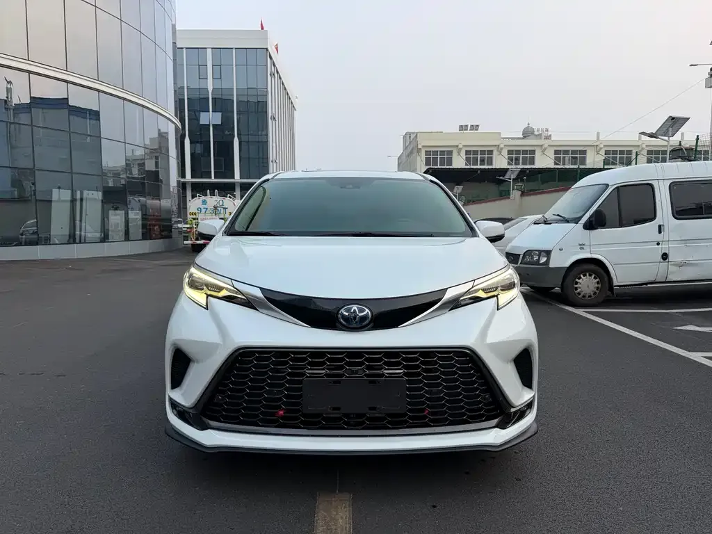 Toyota Granvia — фото 1