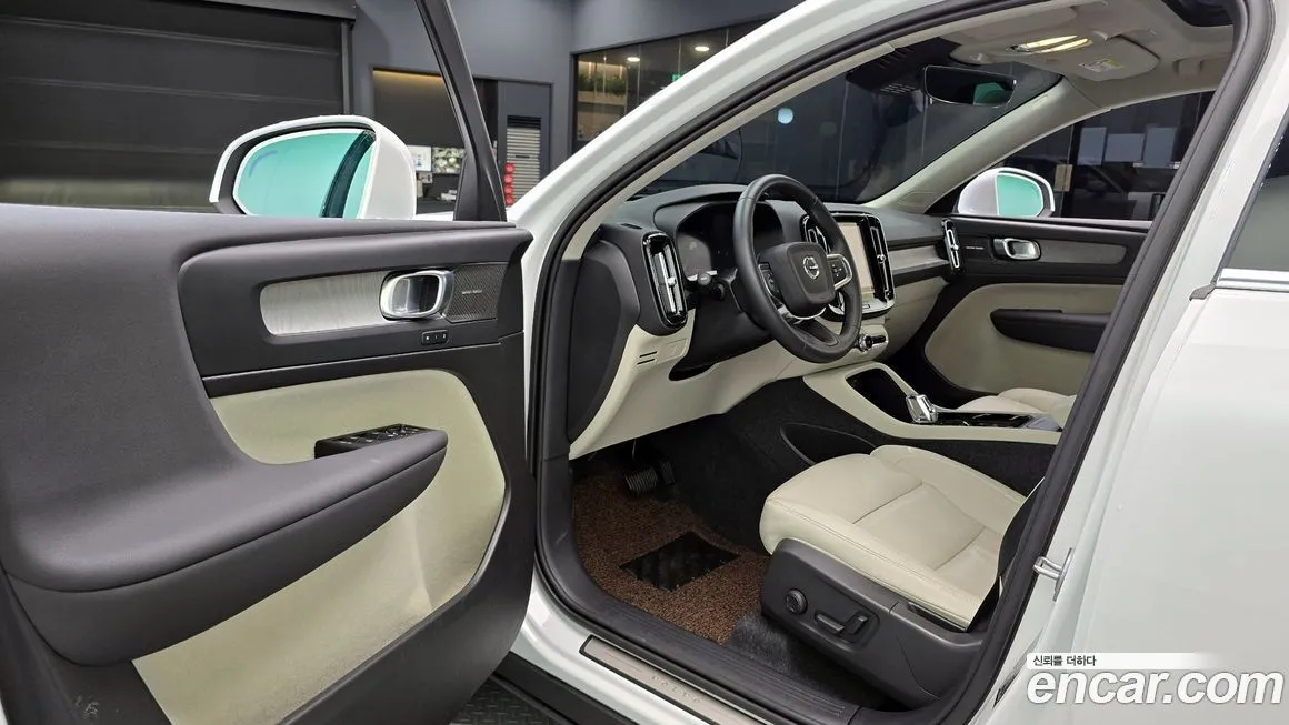 Volvo XC40 — фото 10