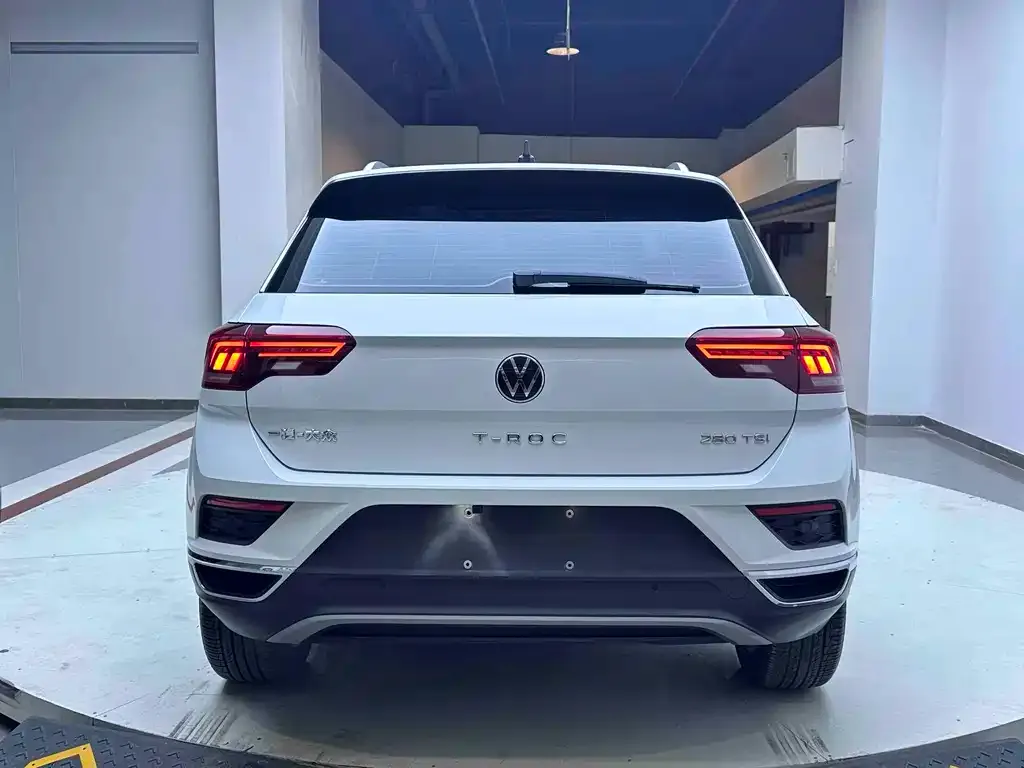 Volkswagen T-Roc — фото 6