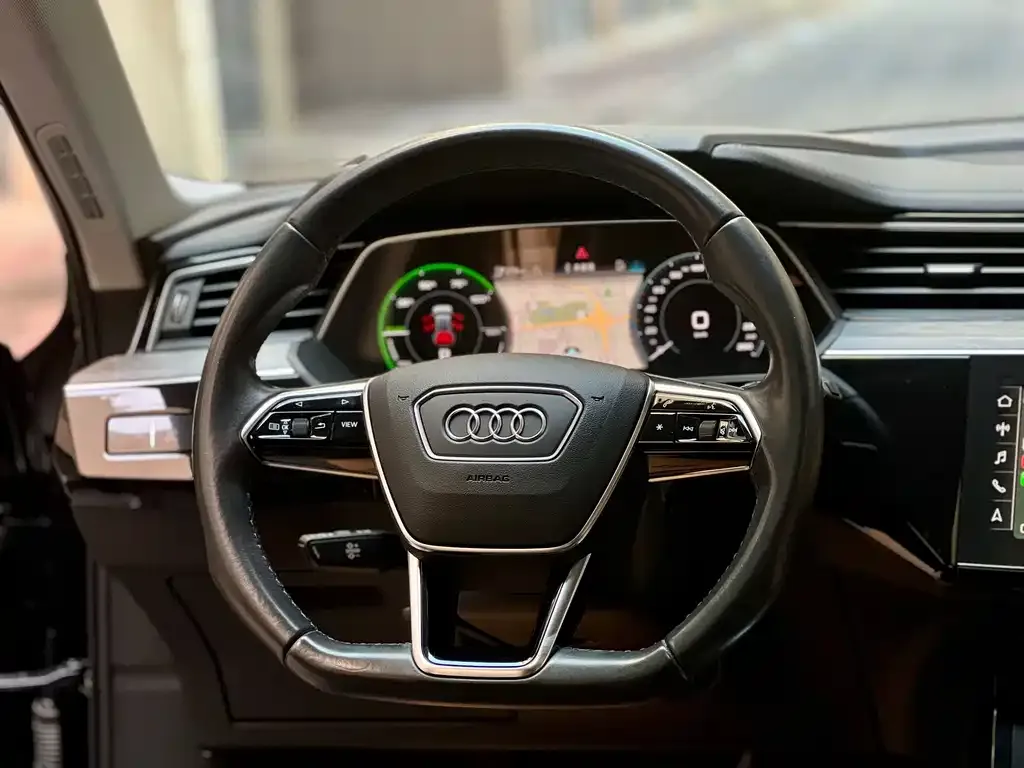 Audi e-tron — фото 8