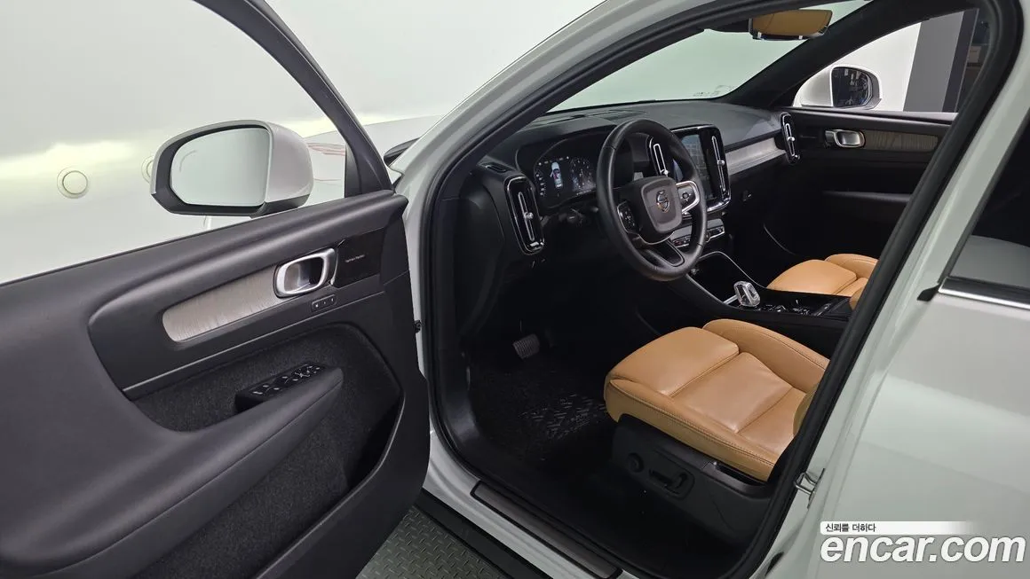 Volvo XC40 — фото 10
