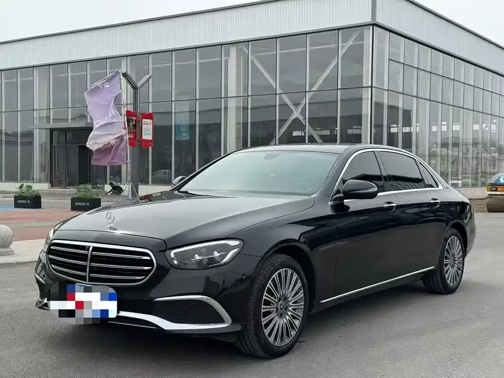 Mercedes-Benz E-Class — фото 1